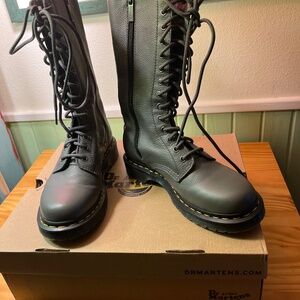 Doc Marten 1B99 14 Eye Womens Size 8 lace up in Virginia Gunmetal Leather EUC